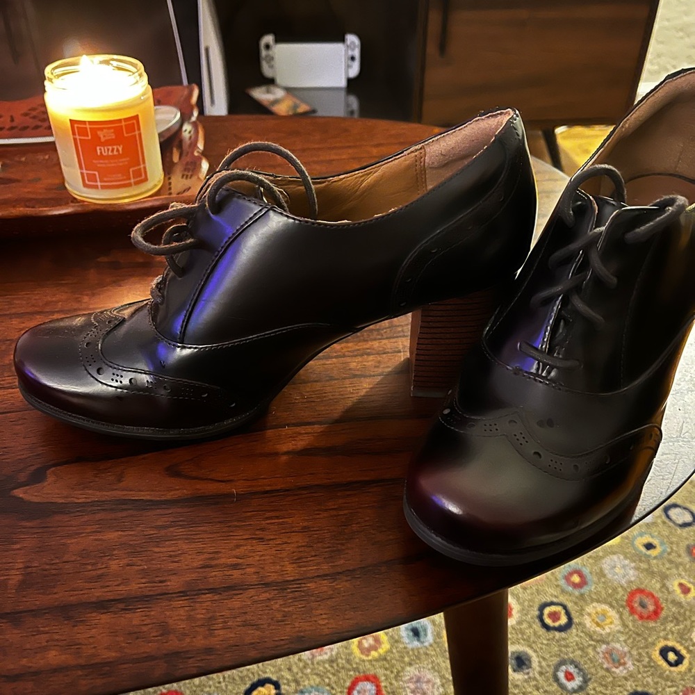 Discontinued Clarks Oxford heels. Only wore them once! They’re super comfy.
